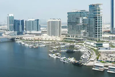 Image de KeyRock - Chic 2br Escape with Pool, Gym & Lake View