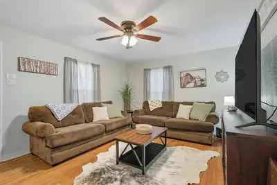 Image de The Blue Bungalow- Charming Home Centrally Located in Abilene, with 3 Queen Beds