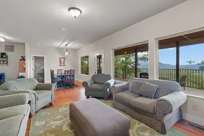 Image de Mountain Oasis: Cozy Cabin with Stunning Views