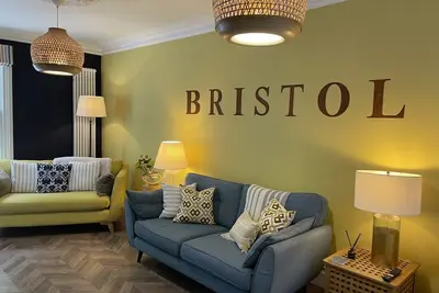 Image de Maison-Vue sur Port-Sdb privée avec douche-en Ville