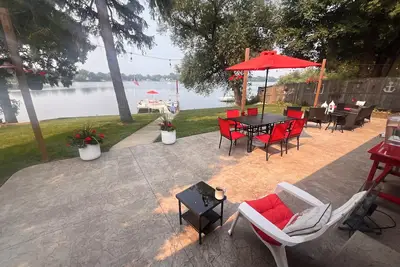 Image de Charming Lakehouse with 4-bedrooms and fitness room.