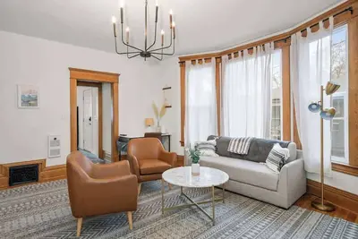 Image de Charming Restored Villa Near Kendall Yards