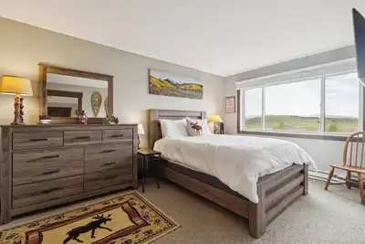 Image de Cozy 2-bed, 2-bath mountain condo with ski-in/ski-out access, sweeping views, and indoor pool + hot tub. Fully stocked kitchen, fireplace, private balcony, and thoughtful amenities make this the perfect year-round retreat in Granby Ranch.