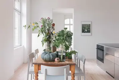 Image de Hochparterre West: wood-burning stove, west-facing balcony and kitchen island