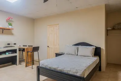 Cozy studio with full kitchen, high-speed WiFi, sofa bed & walk-to-beach access