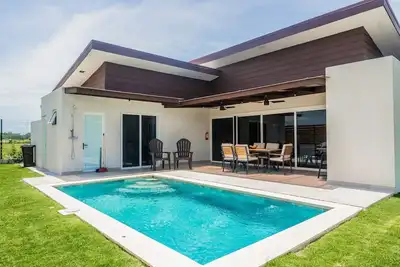 Image de Comfortable coastal retreat with pool, gas grill & near-beach location