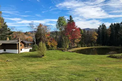 Image de Cozy log cabin w/ wood-burning fireplace, balcony, close to recreation, pond
