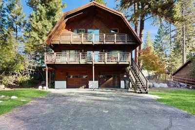 Image de McCall family getaway with a fenced yard, pet friendly, hot tub and wifi
