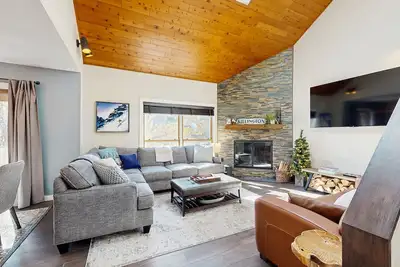 Image de Walk-to-lift condo w/ balcony, fireplace, pool, hot tub, sauna, gym, gameroom