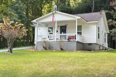 Image de Cozy Hendersonville cottage with Wifi, deck, grill & easy access to adventures