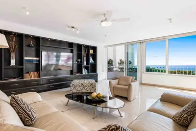 Image de Elegant multi-level penthouse with rooftop Jacuzzi, bay views, pool & game room