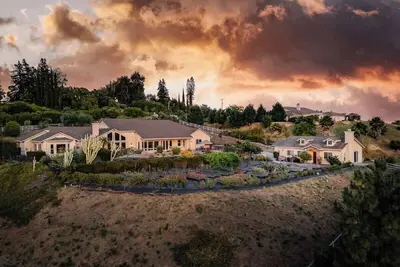 Image de 5 bedroom hilltop retreat