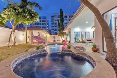 Image de 3 beds Pratamnak Near Walking Street