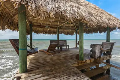 Image de Tropical beachfront getaway with private pool, ocean views & enclosed yard