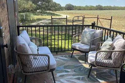 Image de Black Creek Cabin - Quiet Escape Under Oaks in Devine, Texas