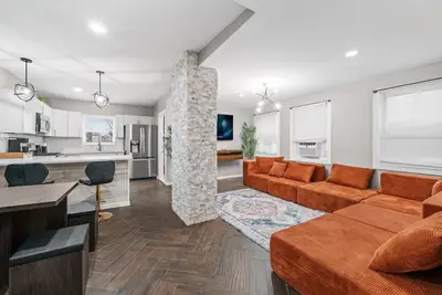 Image de Steps from the train, minutes to Nyc, sleeps 24 in style