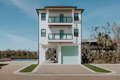 Image de Kingfisher Cove- upper unit sleeps 7 private boat slip & pool