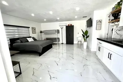 Image de Lovely and private studio centrally located.
