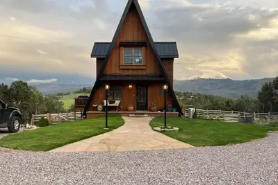 Image de A-Frame Gem with Panoramic Mountain Views nestled on 4 acres outside Aspen