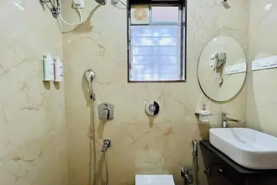 Image de Executive 1bhk Suite | Near Link Road