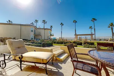 Image de Beachfront Condo at the Sea