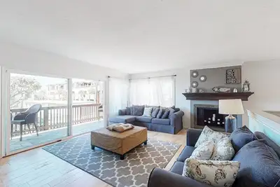 Image de Beach Town Getaway Beautiful & Modern House Across Street From Beach w/Free WiFi, Ac, Firepit, W/D