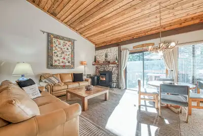 Image de Comfy condo with Mountain View’s and big deck