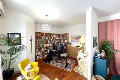 Image de Beautiful remodeled 3 bedroom apartment right on Gambetta Square.