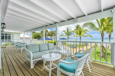 Image de Sea La Vie Villa, across the street from the ocean with magnificent views