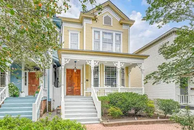 Image de Walkable, Stunning Historic Victorian / Private Heated Pool / Gated Parking