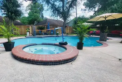 Image de Stunning & Spacious 5-bedroom house features a gorgeous private pool