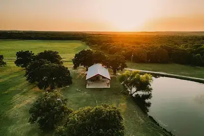 Image de Fabulous family friendly-3-bedroom cabin within minutes of Stephenville and Tsu