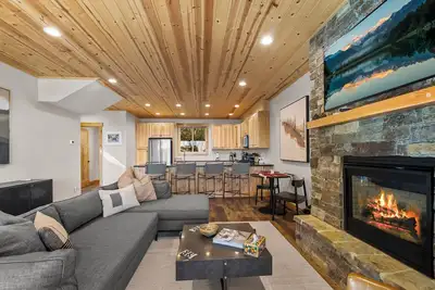 Image de Modrn Lux Ski Chalet • Deck Views Fireplace Skiing