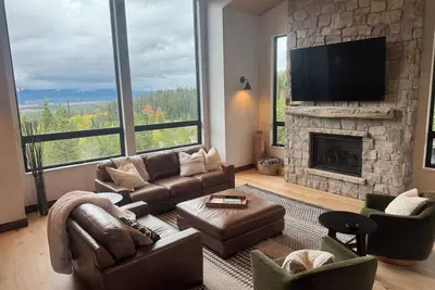 Image de Majestic Top of the Hill Ski & Golf Retreat - Stunning Home with Mountain Views