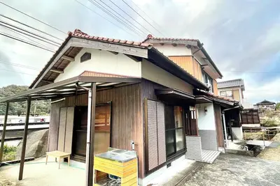 Image de A large kitchen and room for children to play, this house is recommended for families.