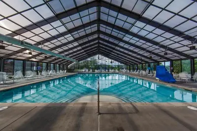 Image de Play All Day, Rest in Comfort | 3 Villas, Pools & Golf, Arcade & Movie Nights