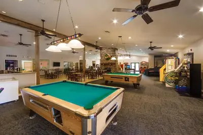 Image de 3 Rooms l Pools, Hot Tubs, Golf, Theater, Sports Courts & Scavenger Hunts