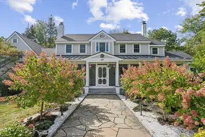 Image de 6 bedrooms! Hot tub/firepit/deck/Pet friendly close to beach!