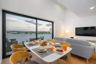 Image de Premium Apartment | Riverside view w/ Ac & Terrace
