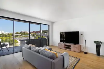 Image de History and Comfort: Luxurious Living in Benfica