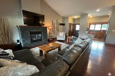 Image de Indulge in luxury at this 3-bedroom condo on the ski hill. Featuring a full kitchen, laundry, and breathtaking Rocky Mountain views. Enjoy true ski-in/ski-out access to a year-round hub for skiing, biking, golf and more.