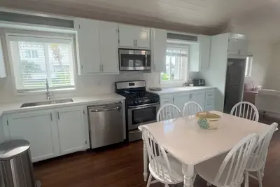 Image de Charming Tickled Pink home sleeps 6, minutes away from fabulous pink sand beach