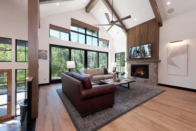 Image de Brand New Luxury Home Across from Purg - Hot Tub/Fire Pit/Views - Shuttle