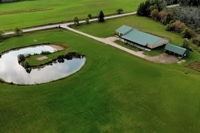 Image de Relax, Play & Explore – Lodge with Pond, Trail, Hot Tub & Room for 14