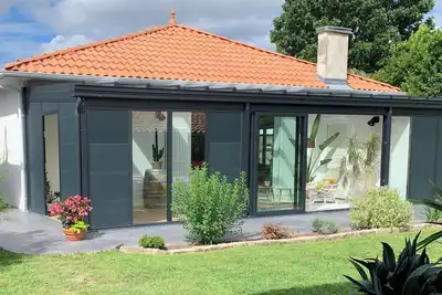 Image de Un écrin de verdure au cœur de la vie urbaine. Animaux de compagnie acceptés!