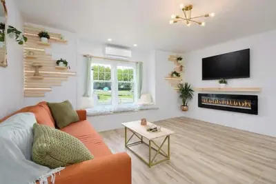 Image de Victorian Penthouse 2 bedroom down town. \n\nShare\n\nSave