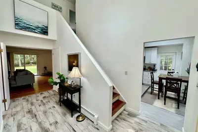 Image de Minutes from Westhampton- Charming 3 bedroom house with large deck and pool!