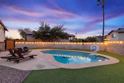 Image de Luxurious Desert Oasis: Heated Pool, Game Room, Mini-Golf, Bbq, Spacious Home