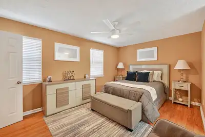 Image de Serenity Landing - 5 Minutes to Airport - Sleeps 6