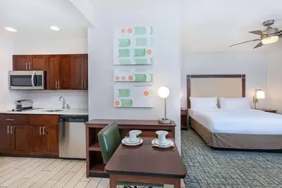 Image de 2 Studio Queens w/ Hot Breakfast, Indoor Pool & Fitness Center Access!